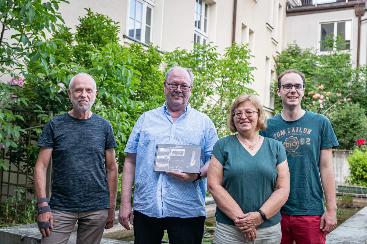 Detlef Tews (2. v. l.) leitet seit 25 Jahren die Mandolinen-Konzertgesellschaft Wuppertal e.V. Zum Jubiläum gratulierten Ingrid Gensch (1. Vorsitzende), Thomas Horrion (2. Vorsitzender, l.) und Joel Hohmann (Kassierer) stellvertretend für das Orchester.